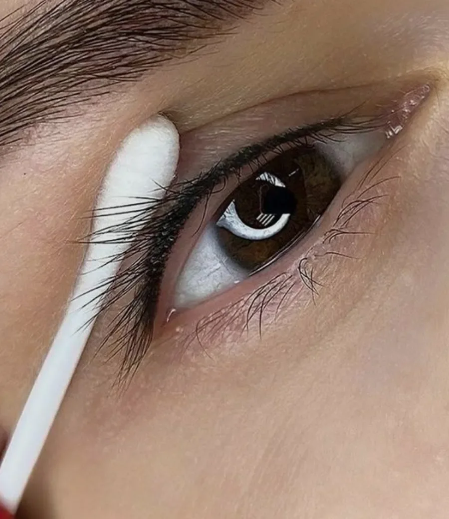 Elina cleaning a lash line before a refill